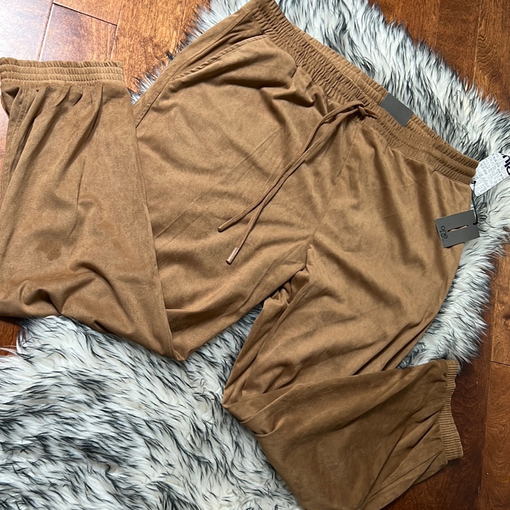 One by Chapter One, Plus Size Camel Colour Faux Suede/Velvet Jogger NWT, Size 1x
